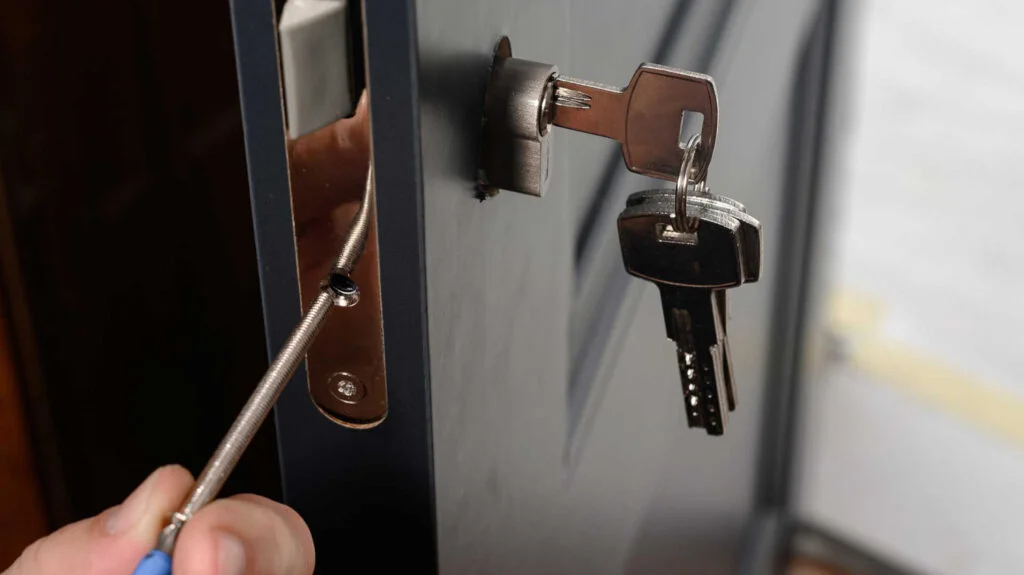13 Best locksmith in Oklahoma city 2 Keys hanging on a lock, latch installation